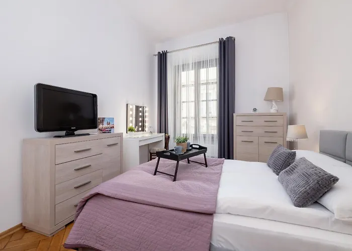 Spacious, 2 Bedrooms Apartment Cracow City Centre By Noclegi Renters
