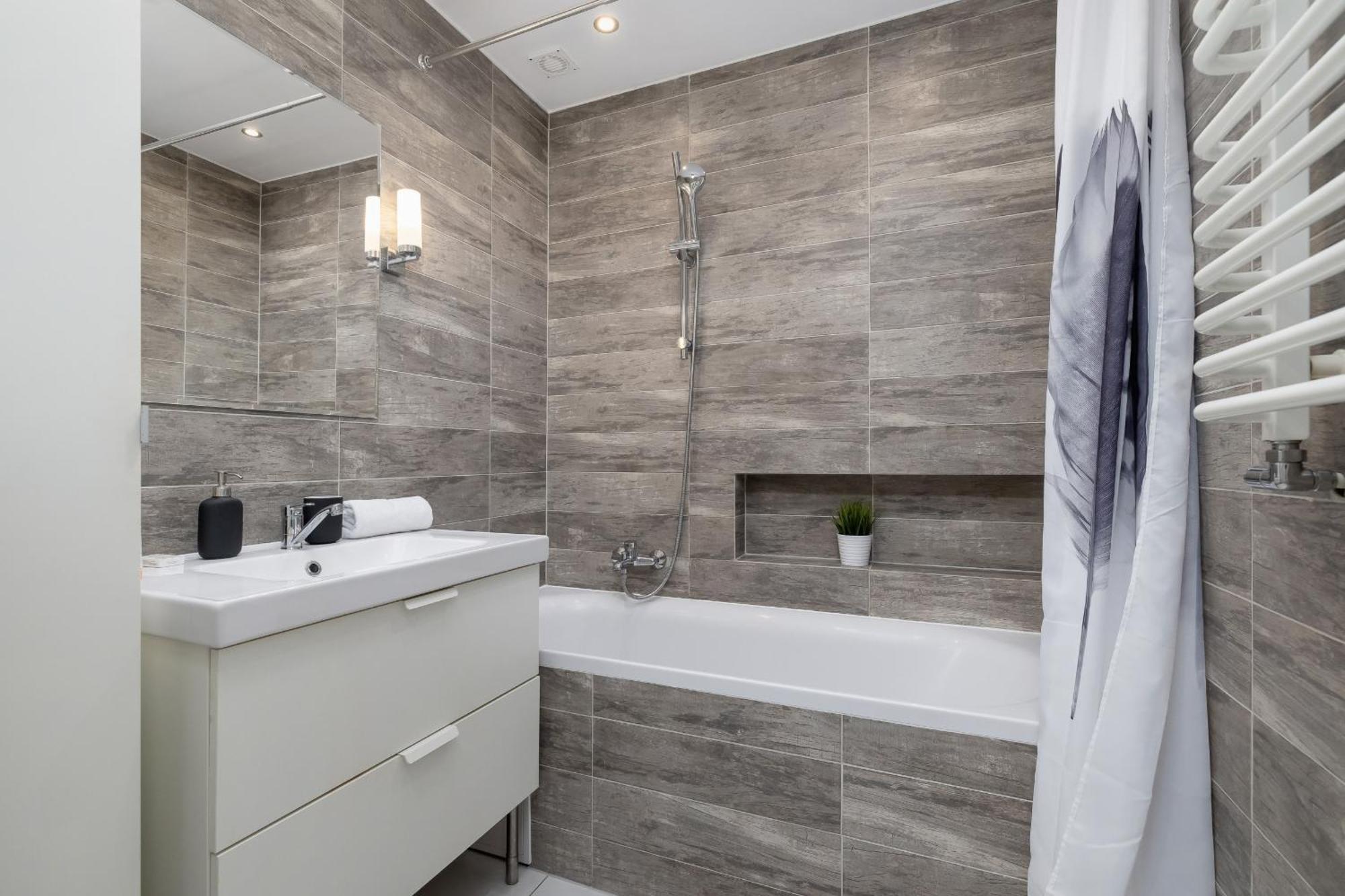 Spacious, 2 Bedrooms Cracow Centre By Renters Leilighet